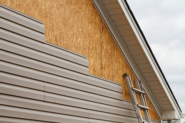 Professional Fiber Cement Siding technician working in Eaton Park, FL